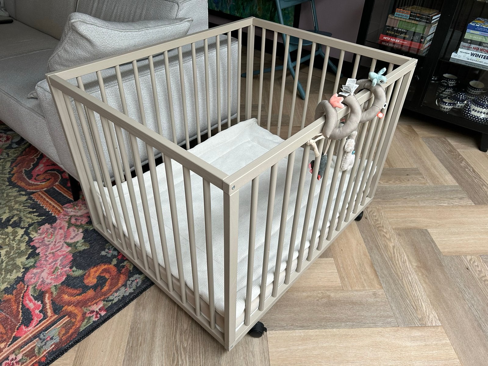 Box met wieltjes + matras + 2 boxkleden + speeltje compleet, Ophalen, Zo goed als nieuw, Vierkant, In hoogte verstelbaar
