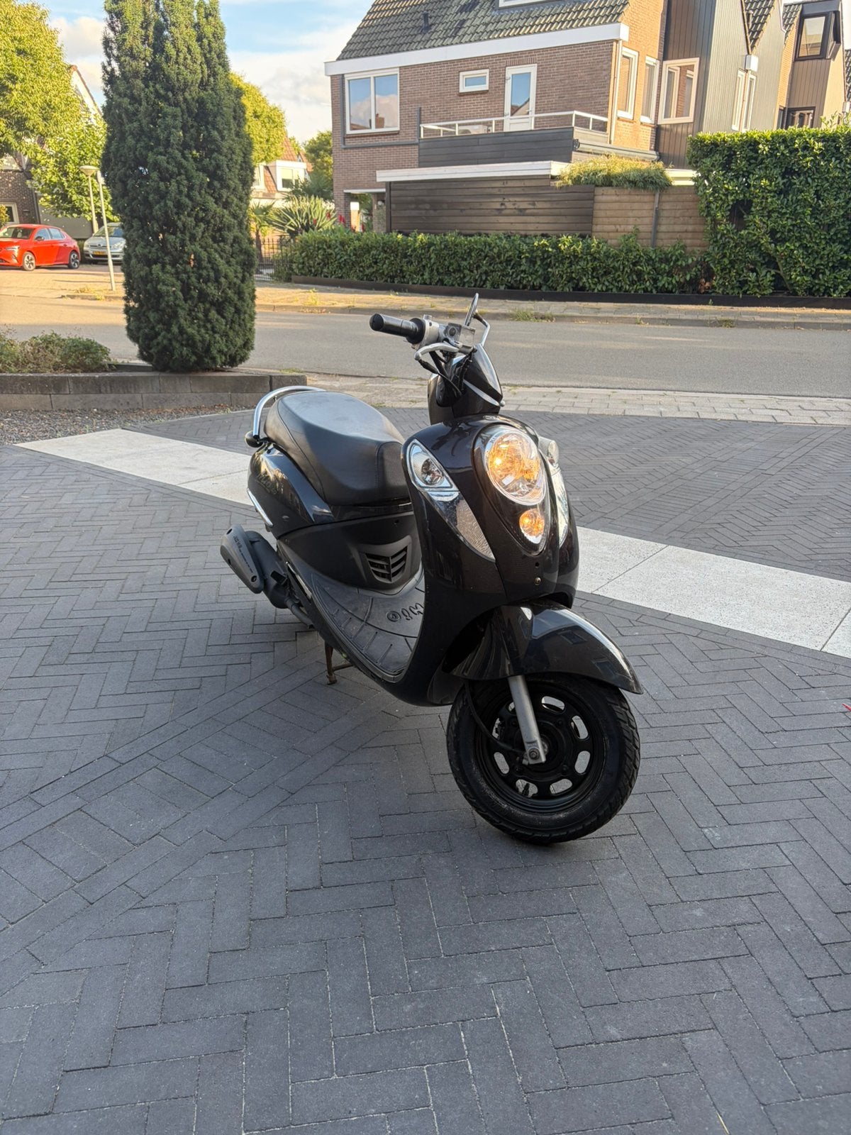 Sym Mio 100cc Brom, Fietsen en Brommers, Scooters | SYM, Maximaal 45 km/u, Zo goed als nieuw, 100 cc, Benzine