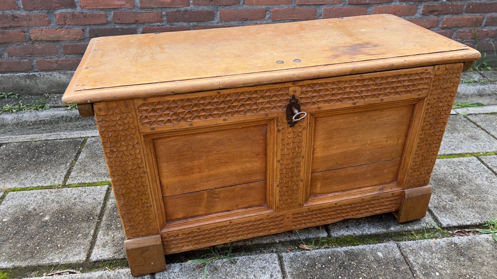 Oude houten dekenkist met houtsnijwerk, slot en sleutel, Ophalen, Minder dan 50 cm, Gebruikt, 50 tot 100 cm