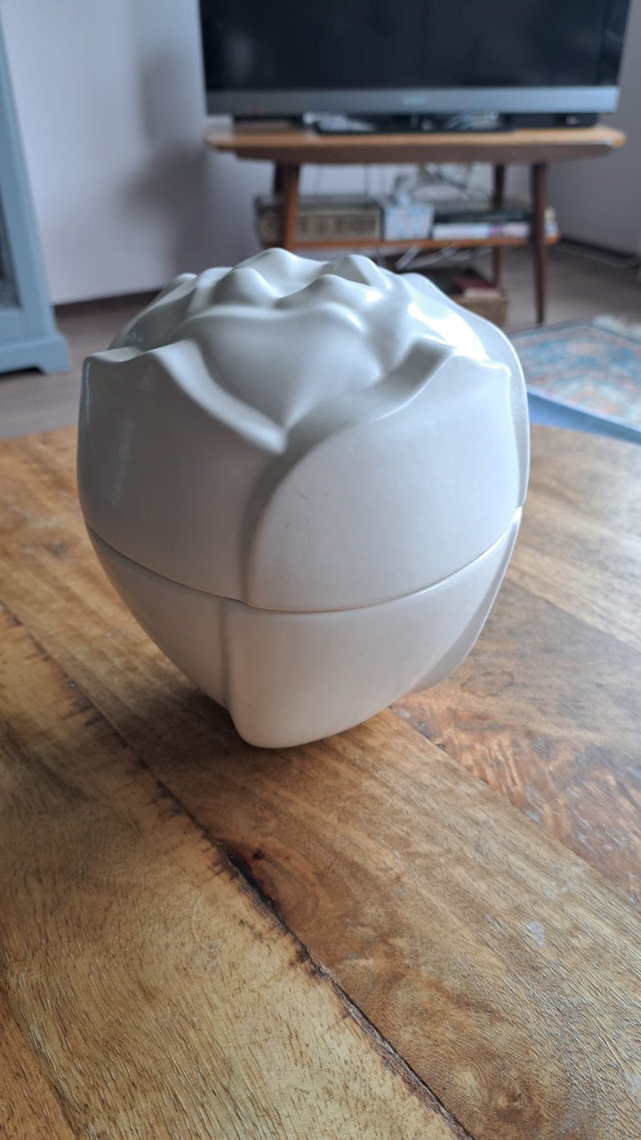 Mooie dekseldoos in de vorm van een tulp / Lupa, Ophalen