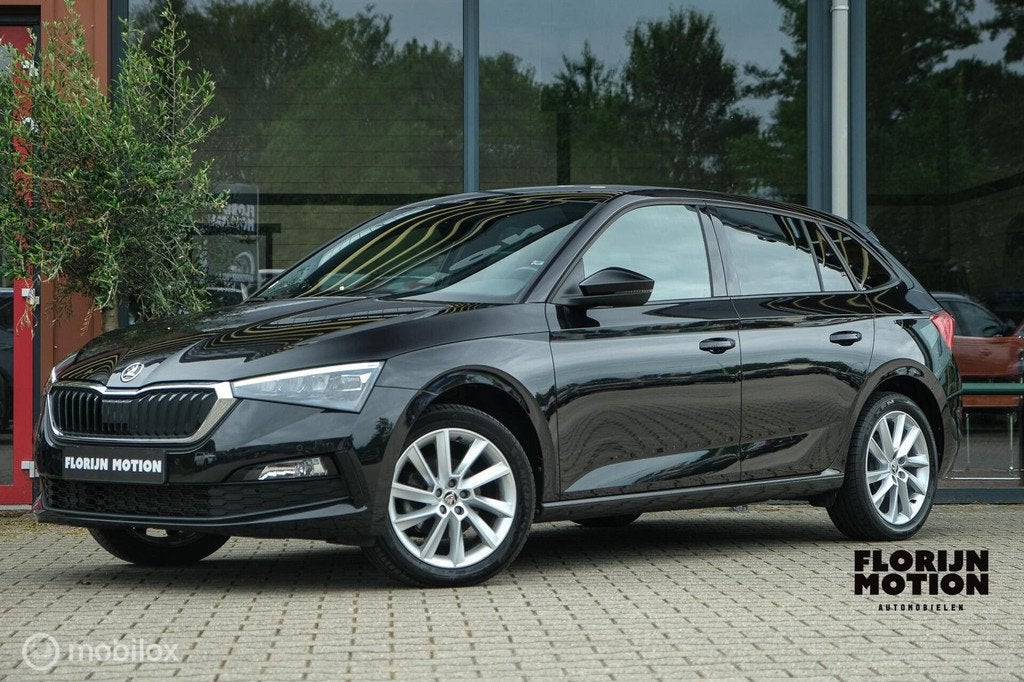 Skoda Scala 1.0 TSI Sport Business | Pano | ACC | Trekhaak |, Auto's, Skoda, Scala, Gebruikt, 610 kg, Zwart