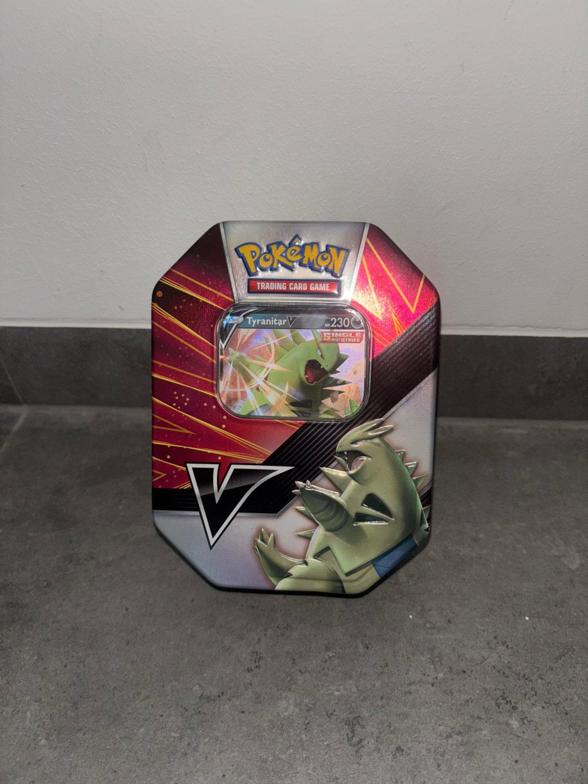 Tyranitar V Tin, Hobby en Vrije tijd, Verzamelkaartspellen | Pokémon, Ophalen of Verzenden, Zo goed als nieuw