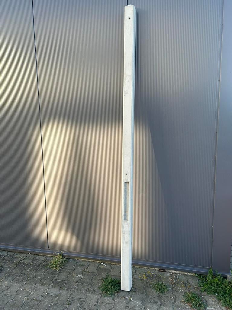 Betonnen paal met diamantkop voor schutting 2800 mm lang, Ophalen of Verzenden, Nieuw, 250 cm of meer, Palen