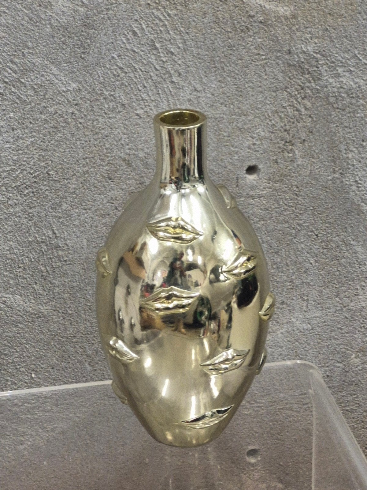 Luxe Richmond Interiors Gouden Kisses Vaas Lippen Hoog 27cm, Kunststof, 27 cm, Ophalen of Verzenden, Zo goed als nieuw