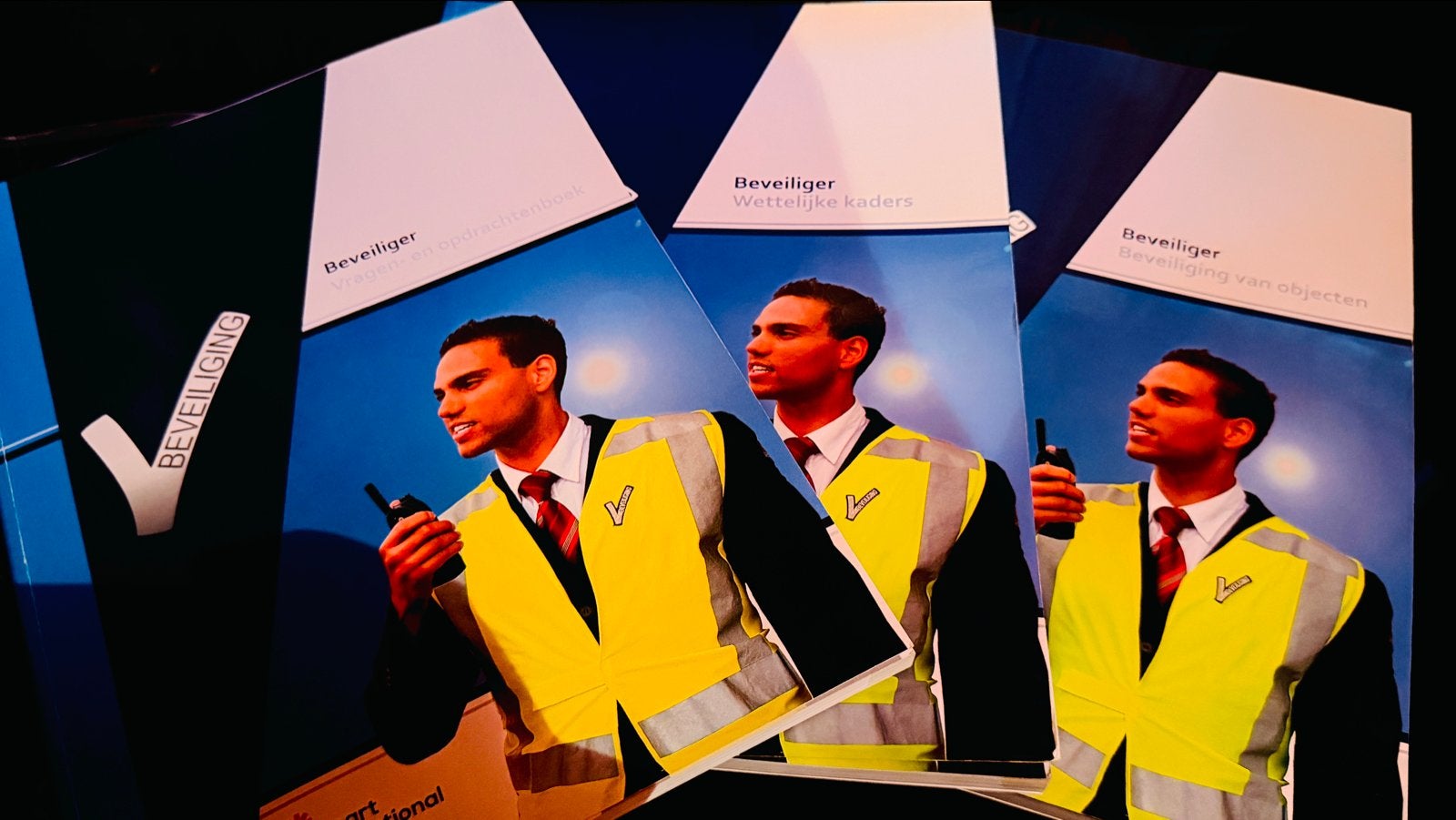Beveiliger 3 boeken: Wettelijke kaders, Beveiliging van obje, Ophalen of Verzenden, Gamma, Zo goed als nieuw, MBO