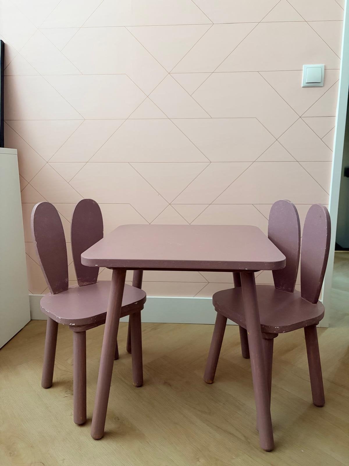 Petite Amelié konijnen kindertafel met 2 stoeltjes, Kinderen en Baby's, Kinderkamer | Tafels en Stoelen, Ophalen, Gebruikt, Tafel(s) en Stoel(en)