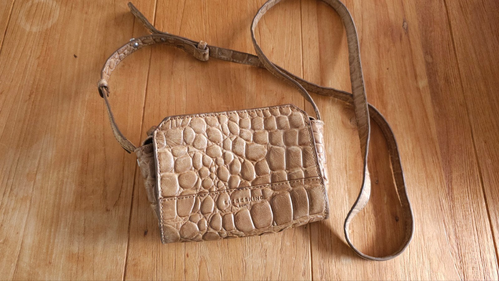 Liebeskind Berlin lederen crossbody tasje met croco print, Ophalen of Verzenden, Zo goed als nieuw, Beige, Schoudertasje