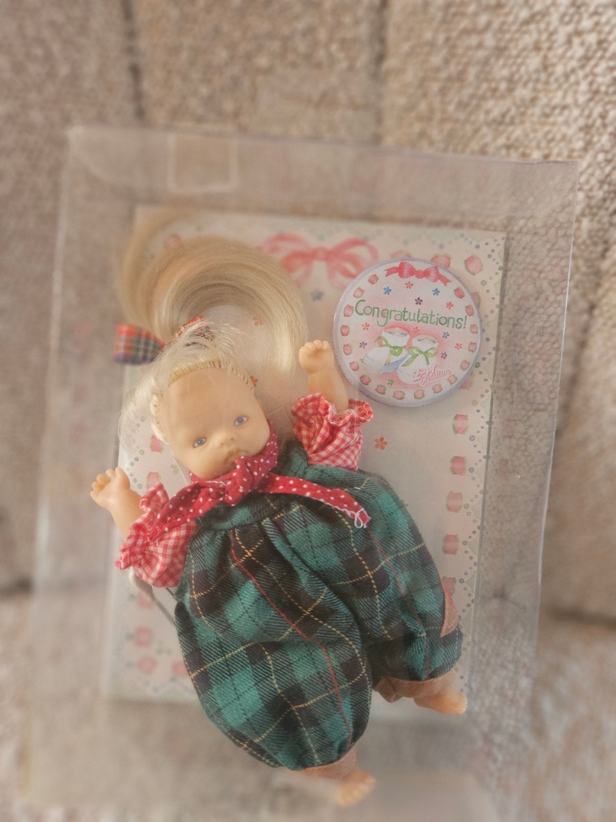 Dolly Dots Babypopje in Schotse Ruit - Nieuw in Verpakking, Verzamelen, Ophalen of Verzenden, Nieuw, Babypop