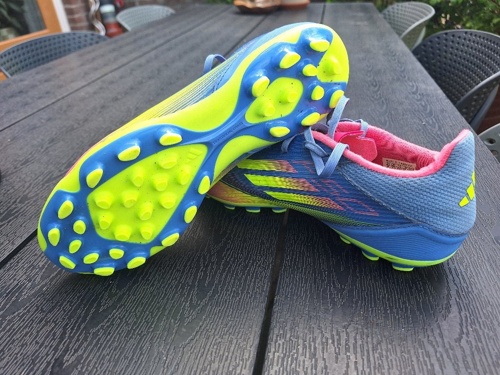 Adidas kunstgras voetbalschoenen, Gebruikt, Maat XS of kleiner, Schoenen, Ophalen of Verzenden
