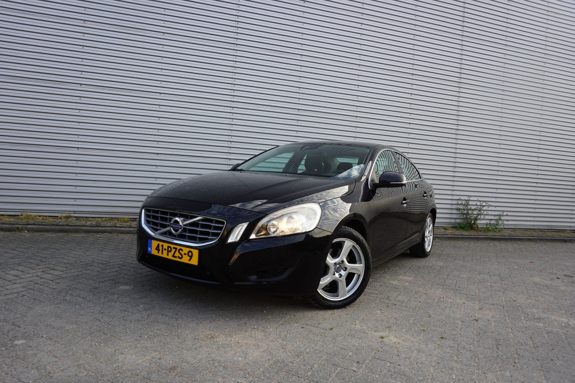 Volvo S60 1.6 T4 Momentum AUTOMAAT - Climate / Navi / Cruise, Auto's, Stof, Gebruikt, 179 pk, S60