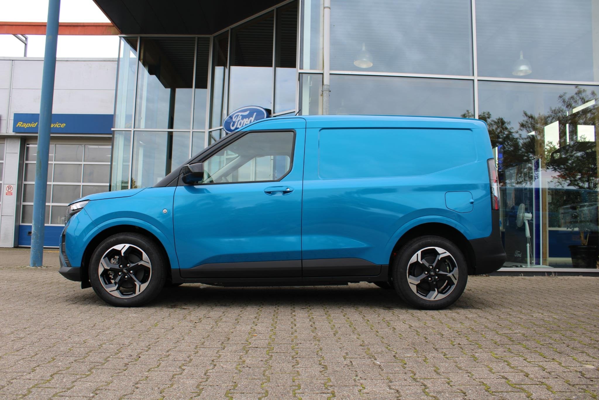 Ford E-Transit Courier Limited 44 kWh 136pk | DEMO | Trekhaa, Auto's, Dealer onderhouden, Blauw, 44 kWh, Origineel Nederlands