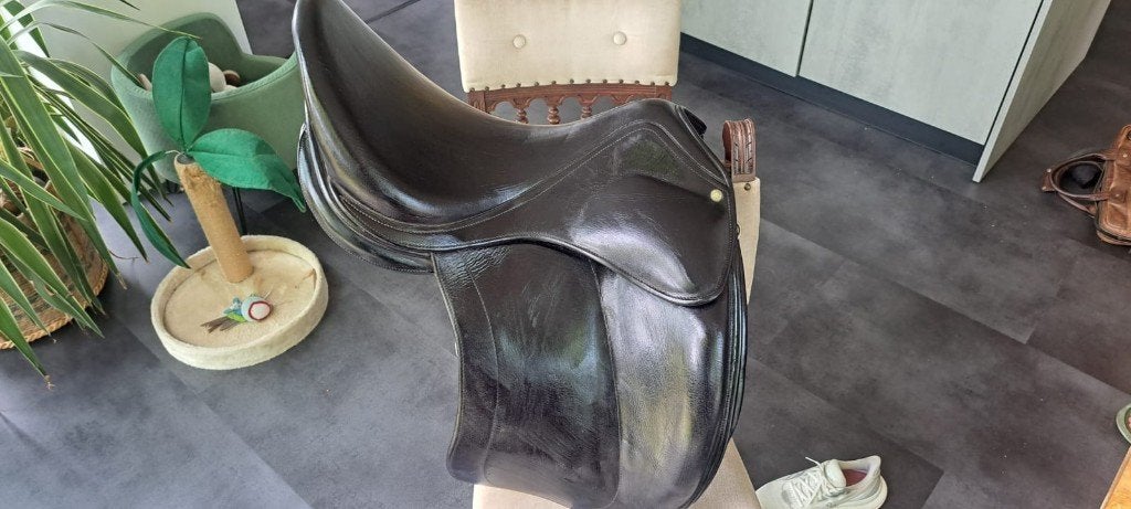 Dressuurzadel Luc Childeric, Dieren en Toebehoren, Paarden en Pony's | Zadels, Ophalen, L (17.5 inch), Gebruikt, Dressuur