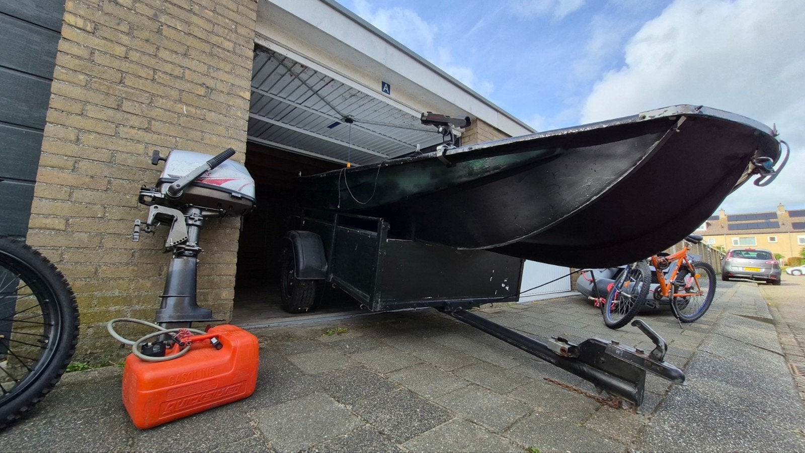 Mooie platbodem 330cm met 5pk motor en visstandaard, Watersport en Boten, Ophalen, Gebruikt