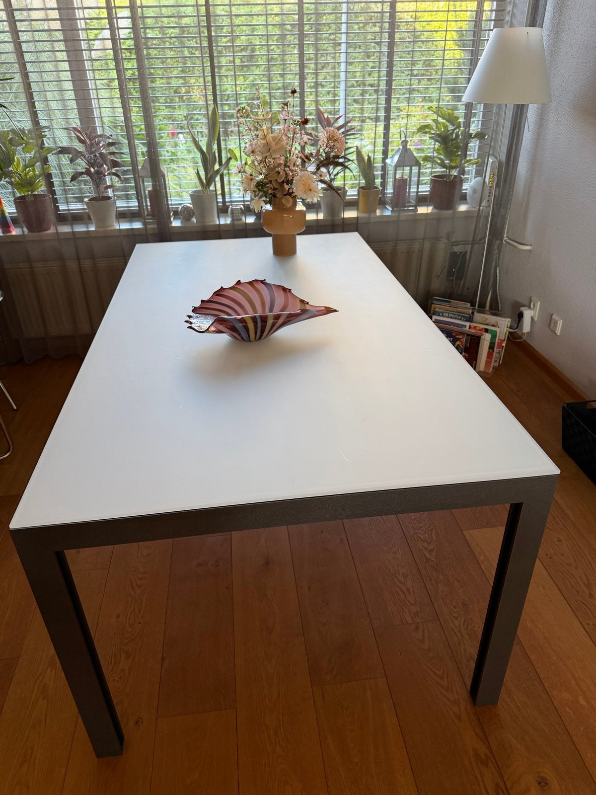 Leolux eettafel met glazen blad en metalen onderstel., Ophalen, 50 tot 100 cm, 150 tot 200 cm, Vier personen