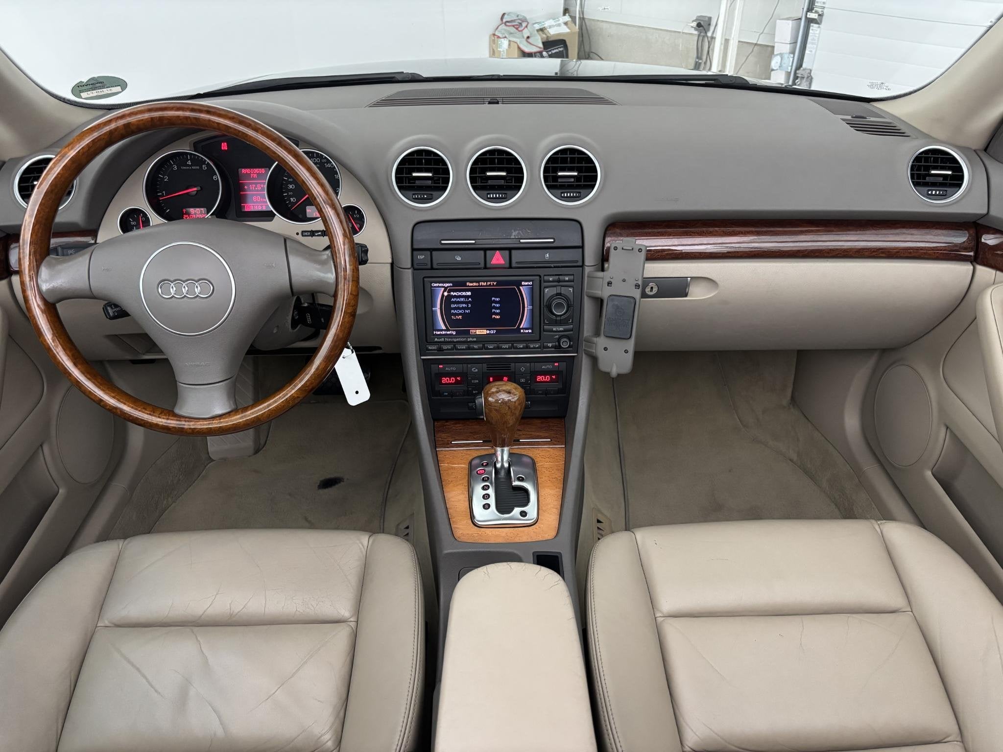 Audi A4 Cabriolet 2.4 V6 Pro Line | ORIG. NED |, Auto's, Audi, Gebruikt, Beige, Cabriolet, A4