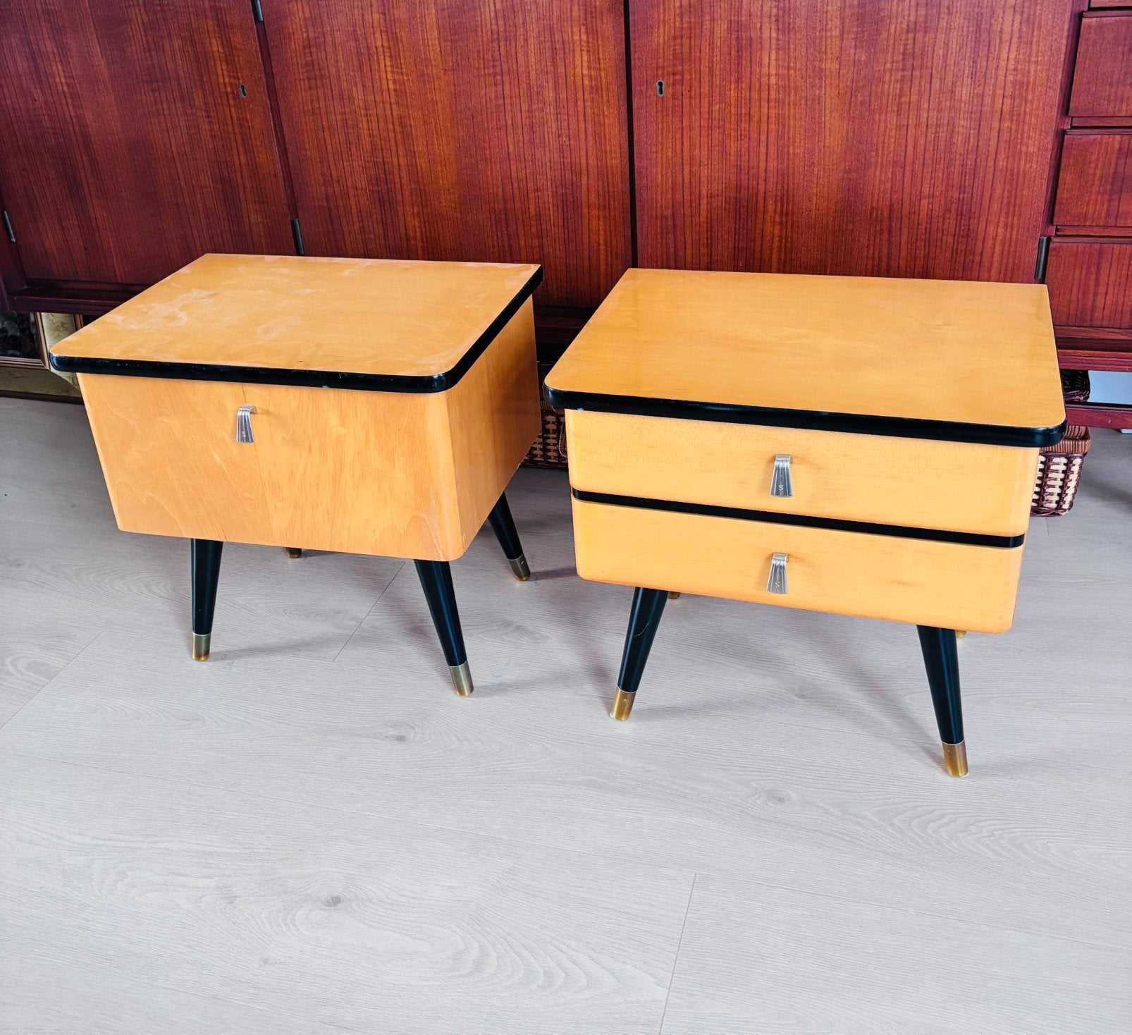 Vintage Rockabilly nachtkastjes – blonde hout / zwart, Ophalen, Zo goed als nieuw, 45 tot 65 cm, Minder dan 55 cm