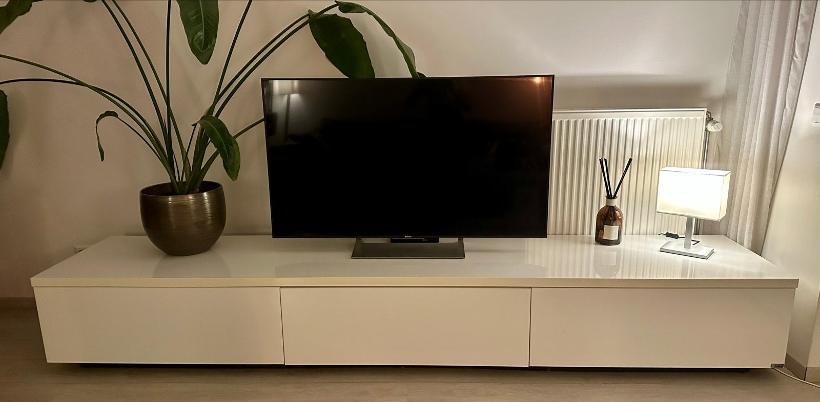 Artyx hoogglans wit tv meubel met lichte gebruikssporen, Huis en Inrichting, Kasten | Televisiemeubels, Ophalen, Overige materialen
