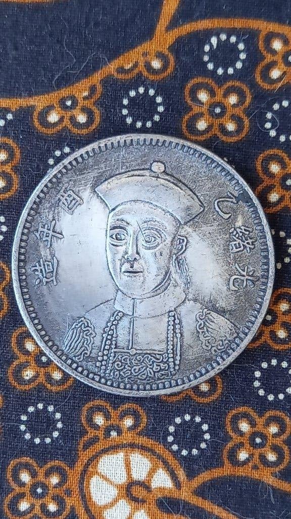 Grote Chinese munt met karakters en portret van brons 4,4 cm, Zilver, China, Ophalen of Verzenden, Brons