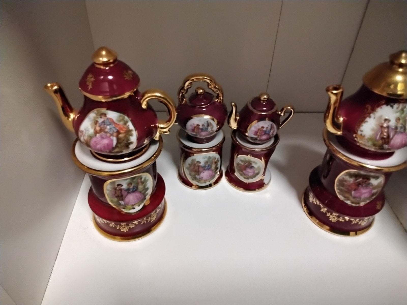 theeservies en meubeltjes met romantische taferelen, Ophalen of Verzenden, Zo goed als nieuw, Porselein
