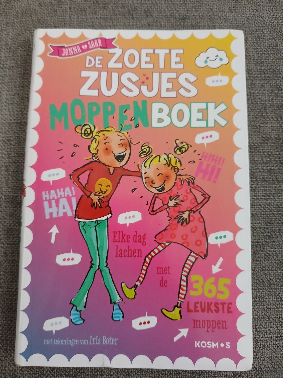 De Zoete Zusjes Moppenboek - 365 Leuke Moppen, Boeken, Ophalen of Verzenden, Zo goed als nieuw, Janna en Saar, Moppen