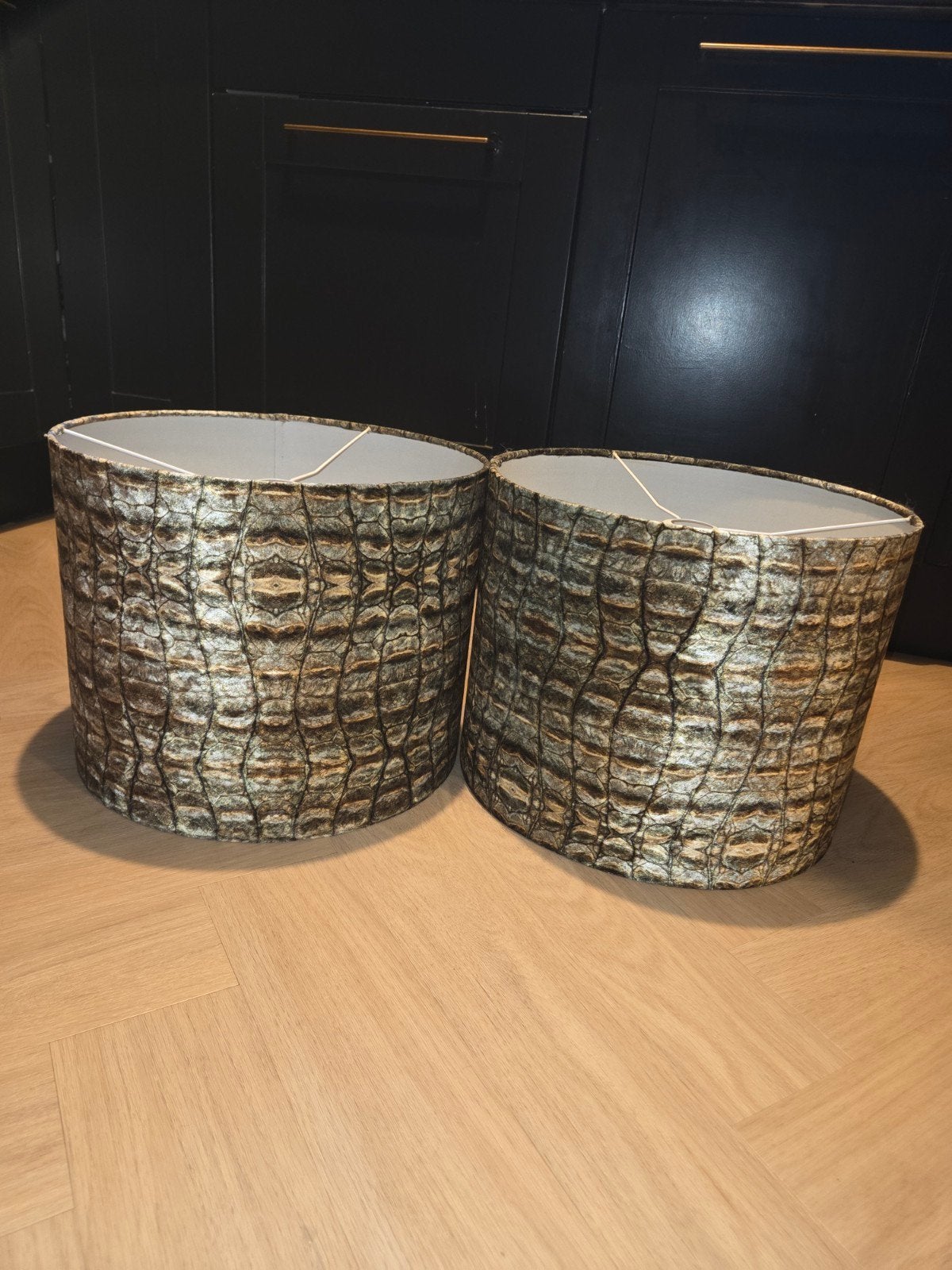 Twee lampenkappen met kroko light en living, Huis en Inrichting, Lampen | Lampenkappen, Ophalen, Rond, Zo goed als nieuw, Textiel