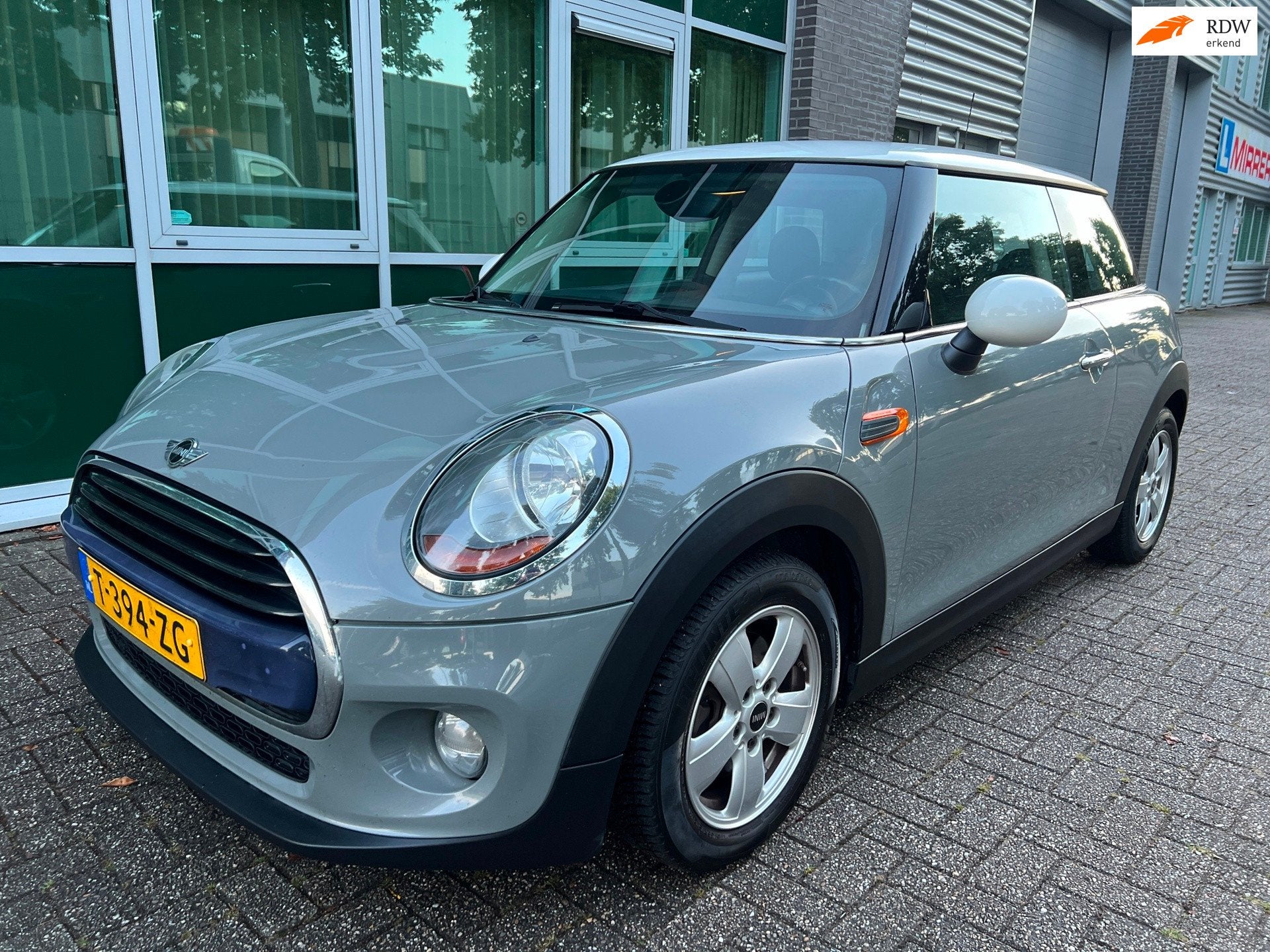 Mini 1.5 Cooper - AIRCO - KEYLESS - BJ 2017 !, Auto's, Mini, Voorwielaandrijving, Gebruikt, 4 stoelen, 49 €/maand