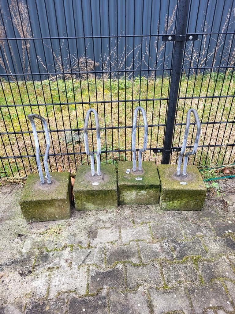 Fietsenstalling op betonnen voet, 4 stuks t.e.a.b., Ophalen, Gebruikt