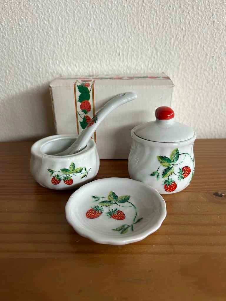 Aardbeien serviesje: suikerpot, roomkan en schoteltje, Ophalen of Verzenden