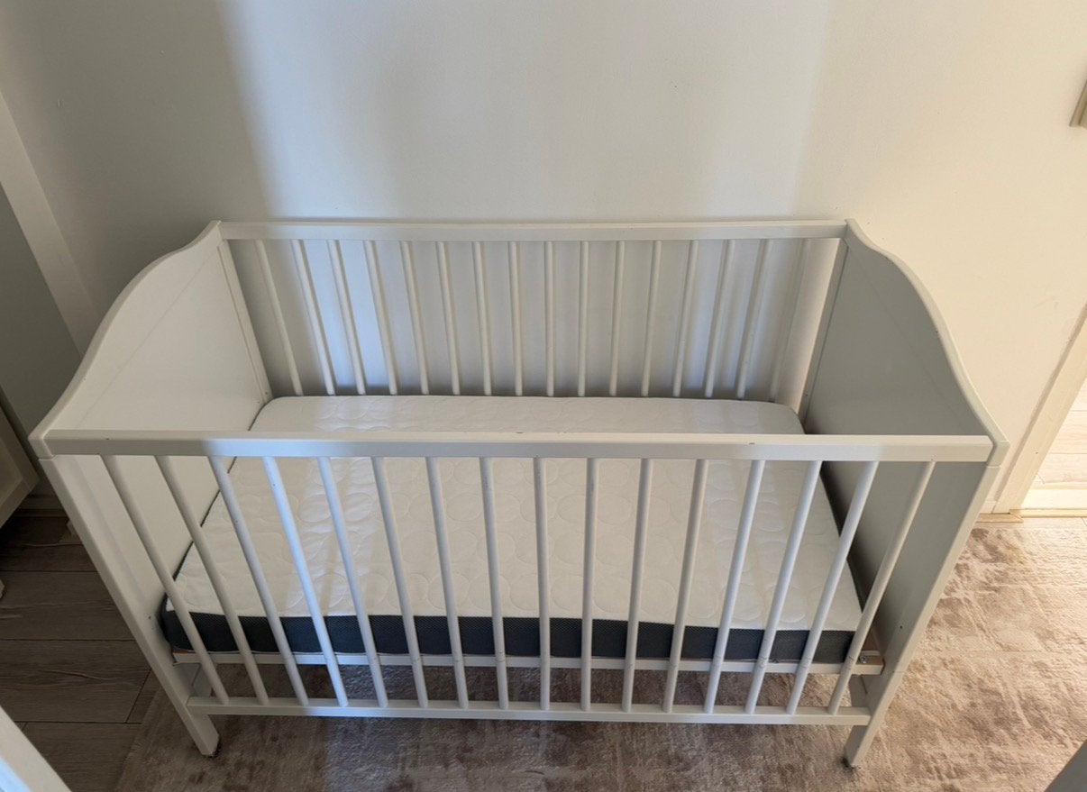 IKEA SMÅGÖRA Babybedje met Matras, Ophalen, Zo goed als nieuw, Ledikant