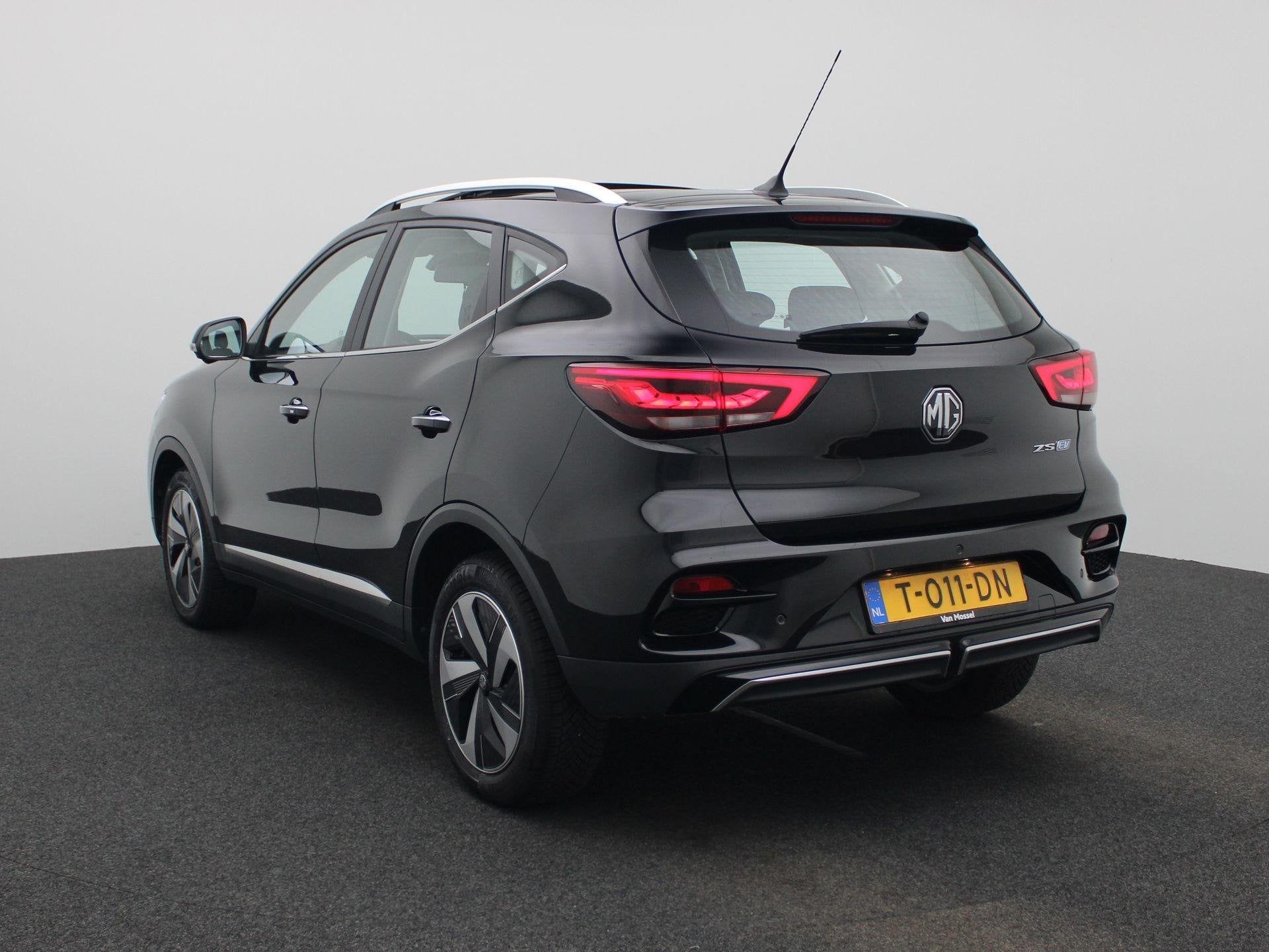MG ZS EV Long Range Luxury 70 kWh | WLTP 440 | Panorama/Schu, Auto's, Gebruikt, Zwart, ZS, Zwart