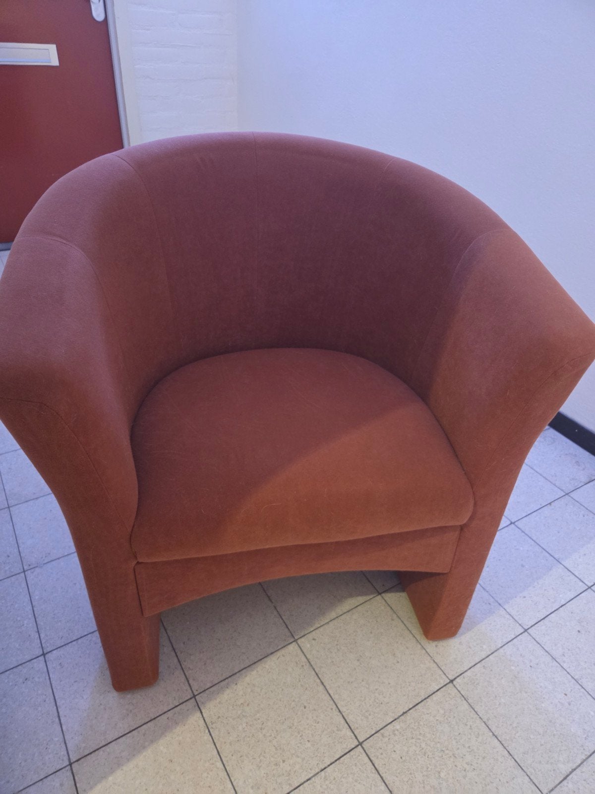 Comfortabele fauteuil in terracotta kleur, Ophalen, Modern, Comfortabel, Gebruikt, 75 tot 100 cm