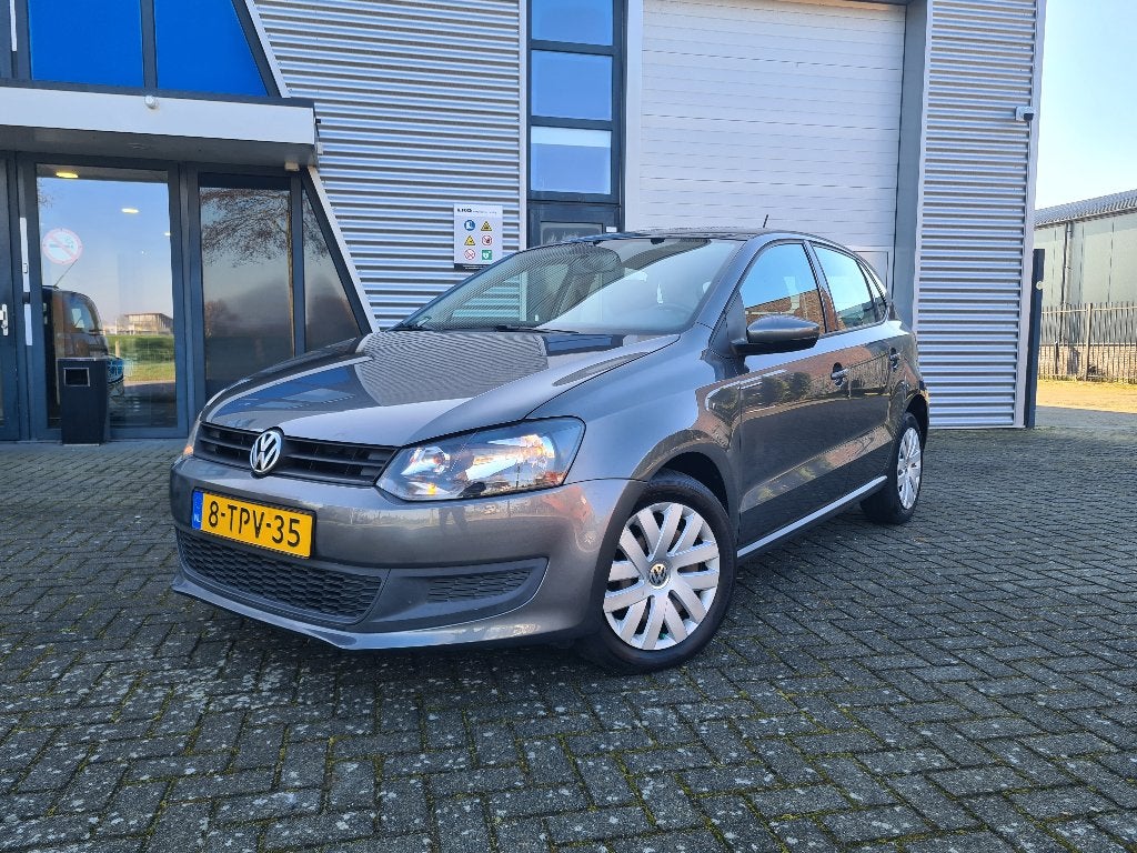Volkswagen Polo 1.2 51KW 5DRS 2012 Grijs Airco Nieuwe Apk, Auto's, Voorwielaandrijving, Euro 5, 40 €/maand, Zwart