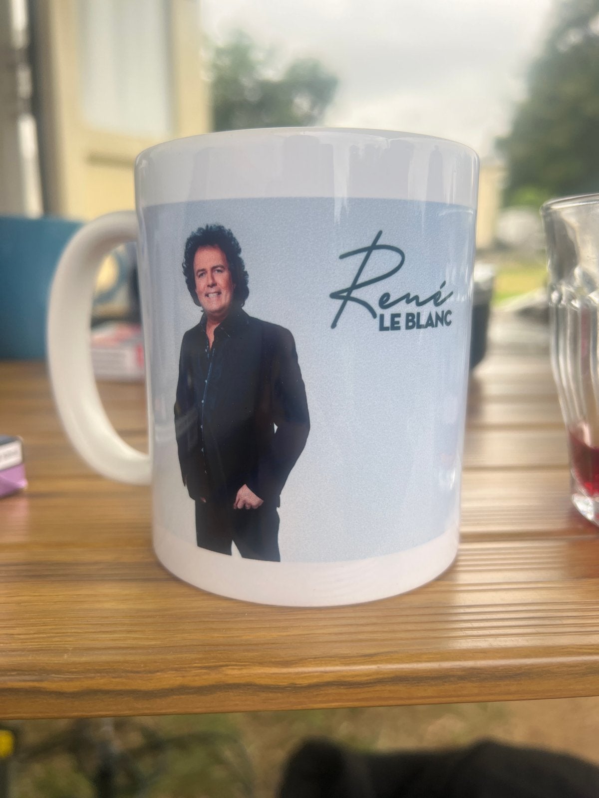 Zeldzame Mok met René Le Blanc opdruk - Zo goed als nieuw, Verzenden, Zo goed als nieuw, Wit, Steen/keramiek