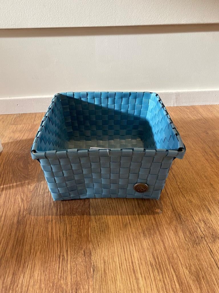 Mand "Handed By", Huis en Inrichting, Woonaccessoires | Schalen en Manden, Nieuw, Mand, Vierkant, Kunststof, Ophalen of Verzenden