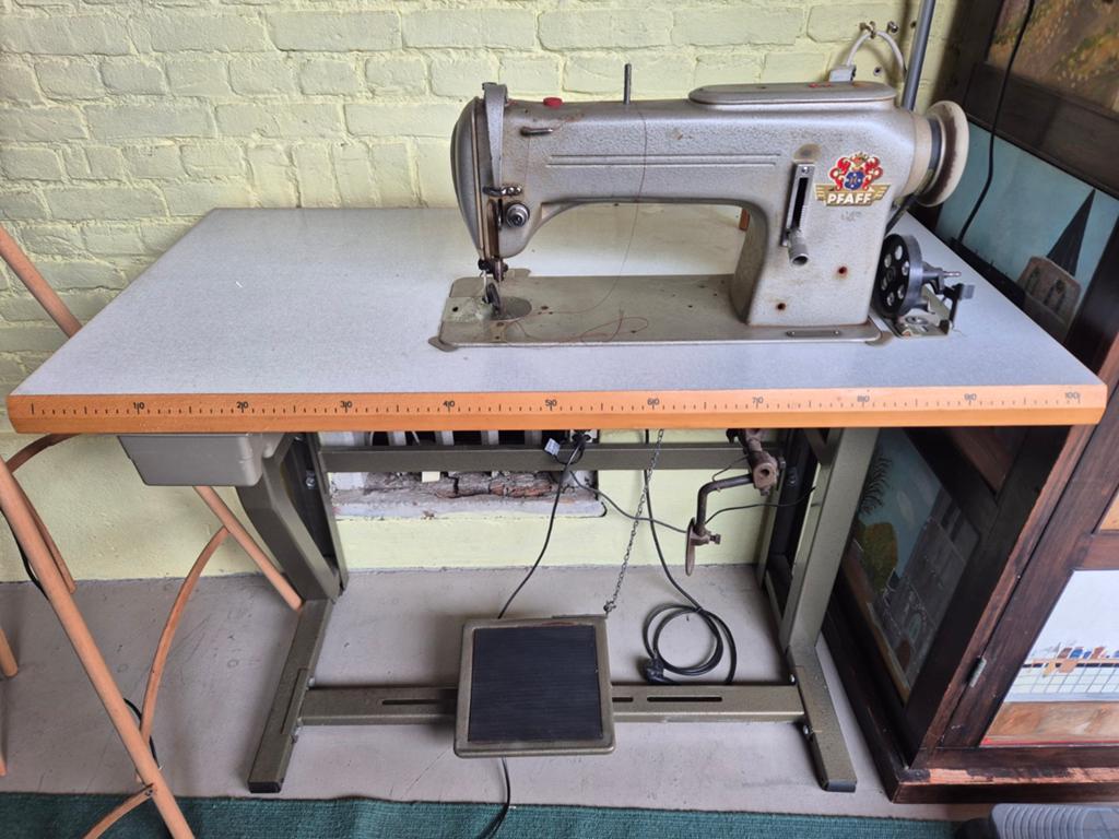 Vintage PFAFF Industriële Naaimachine met Tafel, Antiek en Kunst, Antiek | Naaimachines, Ophalen