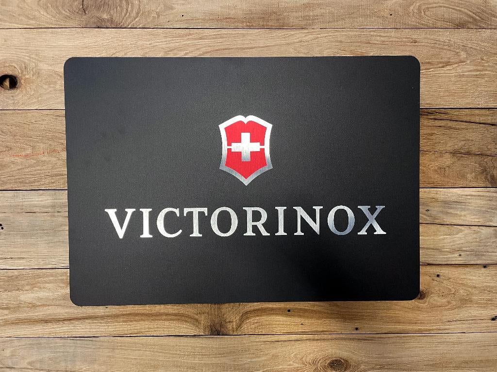 Reclamebord Victorinox zakmes glans logo, aluminium, 40x57cm, Verzamelen, Merken en Reclamevoorwerpen, Ophalen of Verzenden, Nieuw
