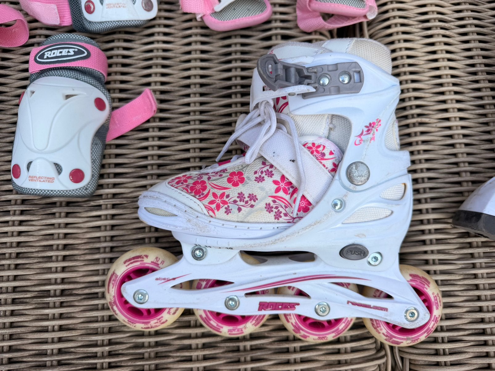 Roces kinder skeelers maat 30-33 +  beschermset roze/wit, Sport en Fitness, Ophalen, Verstelbaar, Zo goed als nieuw, Roces