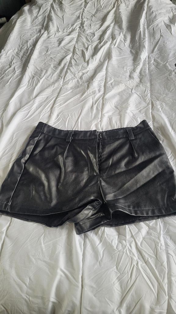 Zwarte nepleren korte broek mt.XL/44, Kleding | Dames, Broeken en Pantalons, Kort, Zwart, Maat 42/44 (L), Ophalen of Verzenden
