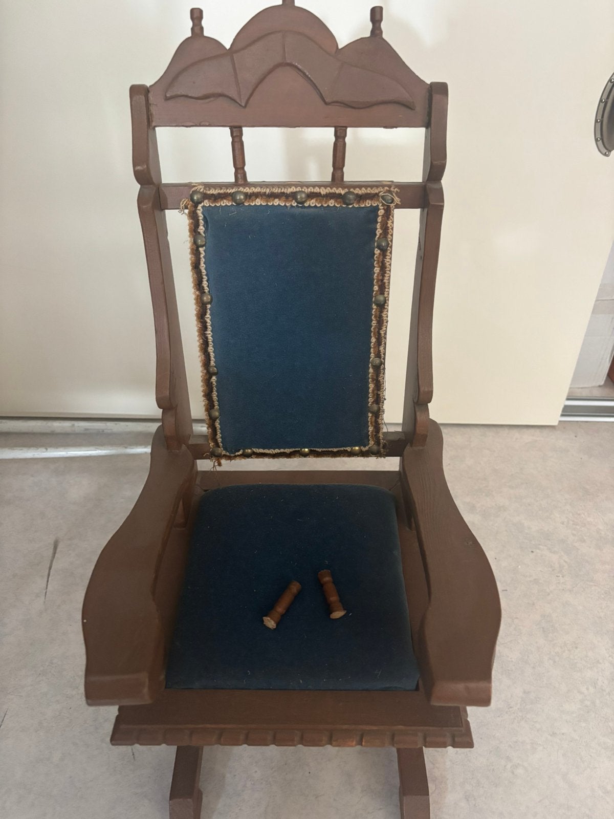 Antieke brocante houten schommelstoel met velourse stof 50 c, Ophalen of Verzenden