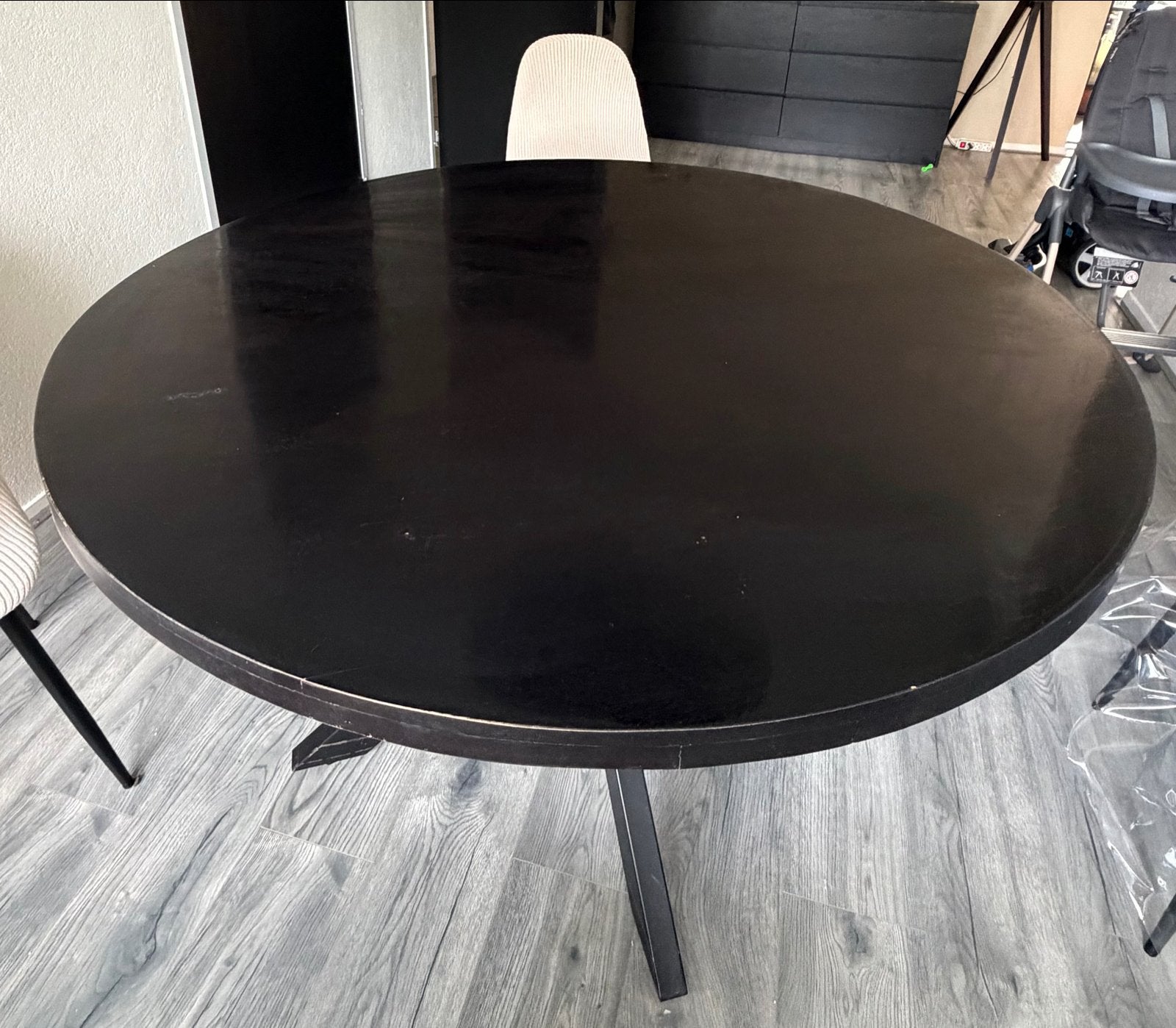 Ronde mangohout zwarte eettafel met spinpoot, Huis en Inrichting, Ophalen, Gebruikt, 100 tot 150 cm, Rond