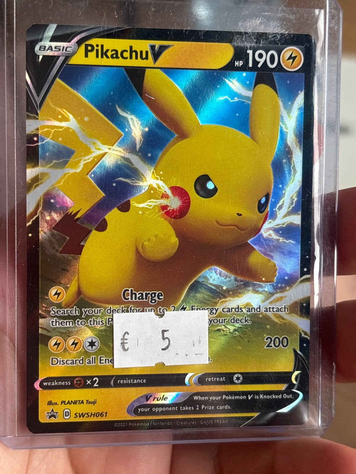Pikachu V Pokémon kaart SWSH061 - promo, Hobby en Vrije tijd, Ophalen of Verzenden, Zo goed als nieuw, Losse kaart, Foil