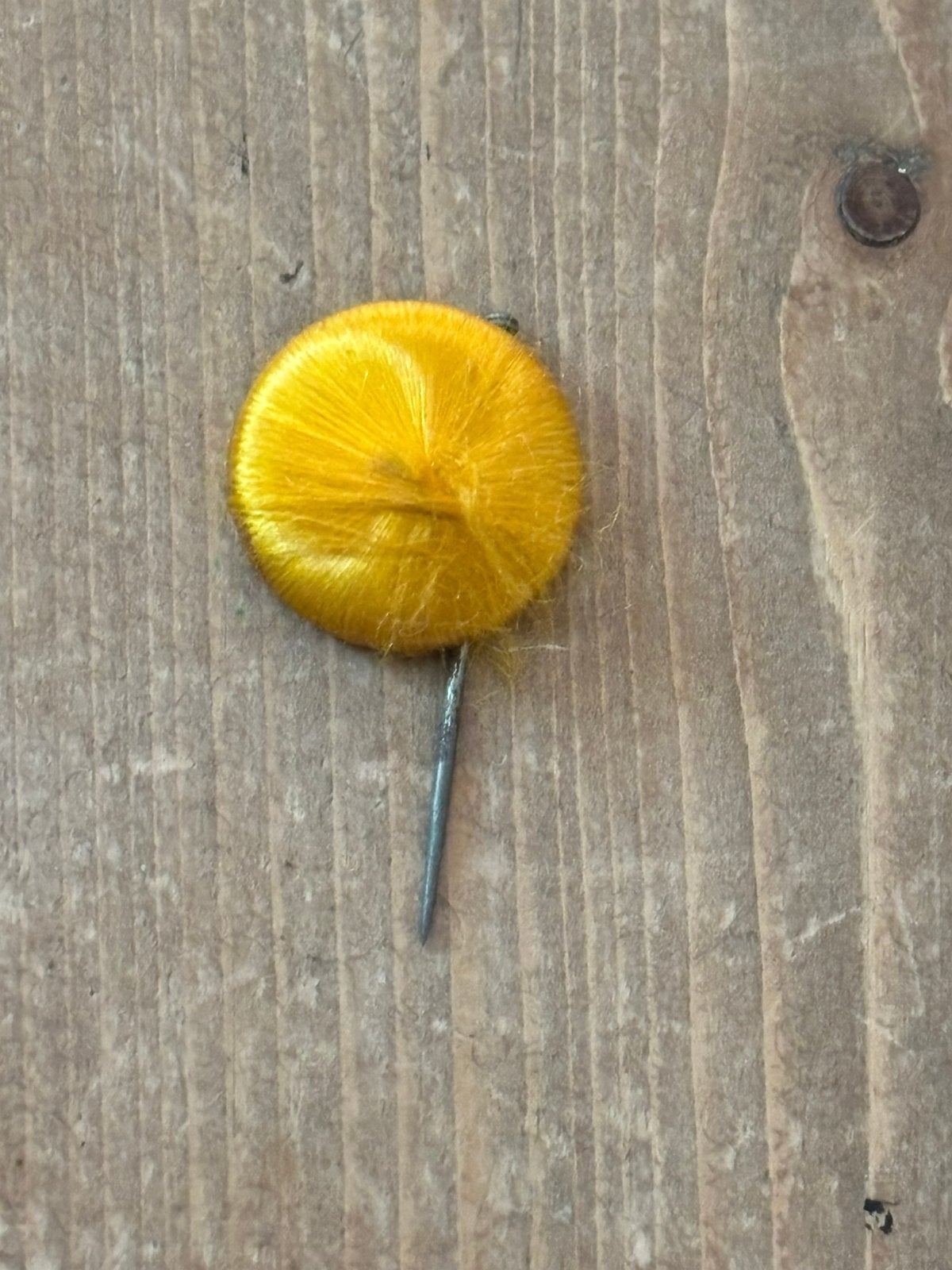 Huisvlijt Oranje speldje Bevrijding mei 1945 pin speld wo2, Ophalen of Verzenden, Overige soorten, Nederland, Embleem of Badge