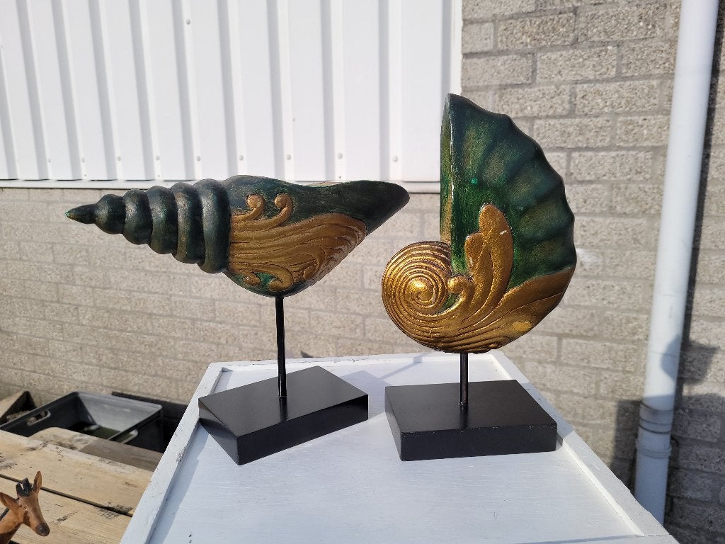 2 handgemaakte schelpen op standaard, Ophalen of Verzenden, Handgemaakt, Houtsnijwerk