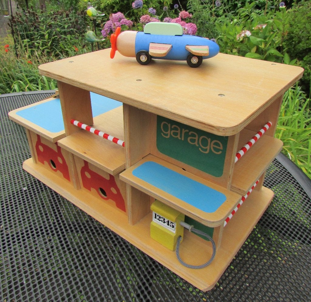 Houten speelgoed garage met treinrails, Kinderen en Baby's, Speelgoed | Houten speelgoed, Ophalen of Verzenden, Gebruikt