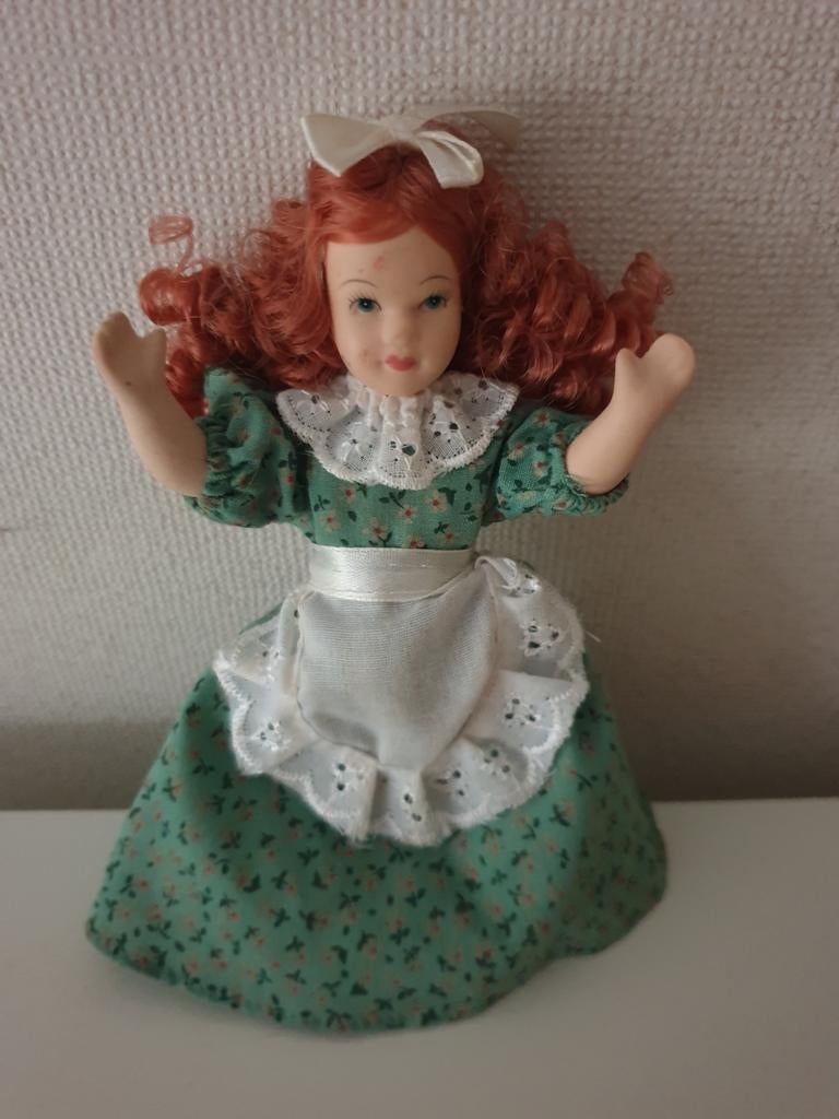 (T) Vintage porseleinen pop. H 15 cm. Rood haar. Groene jurk, Verzamelen, Poppen, Ophalen of Verzenden, Gebruikt