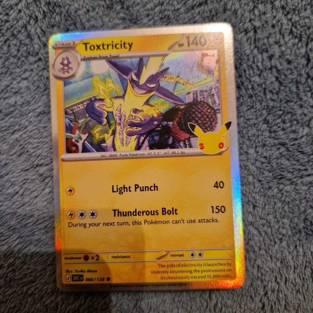 Toxtricity 060/128 Pokémon 30th Celebration holo, Ophalen of Verzenden, Zo goed als nieuw, Losse kaart, Foil