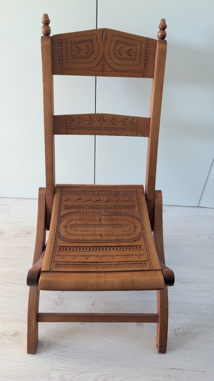 Houtsnijwerk stoeltje, Huis en Inrichting, Stoelen, Ophalen, Gebruikt, Bruin, Eén