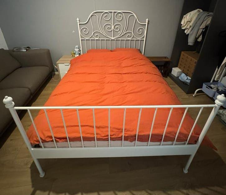 Bed IKEA Matrand matras met bedframe en lattenbodems 140x200, Huis en Inrichting, Slaapkamer | Bedden, Zo goed als nieuw, Tweepersoons