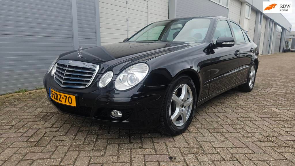 Mercedes-Benz E-klasse 200 K. Business Class Avantgarde, Auto's, Mercedes-Benz, Gebruikt, Zwart, 4 cilinders, Automatische klimaatregeling