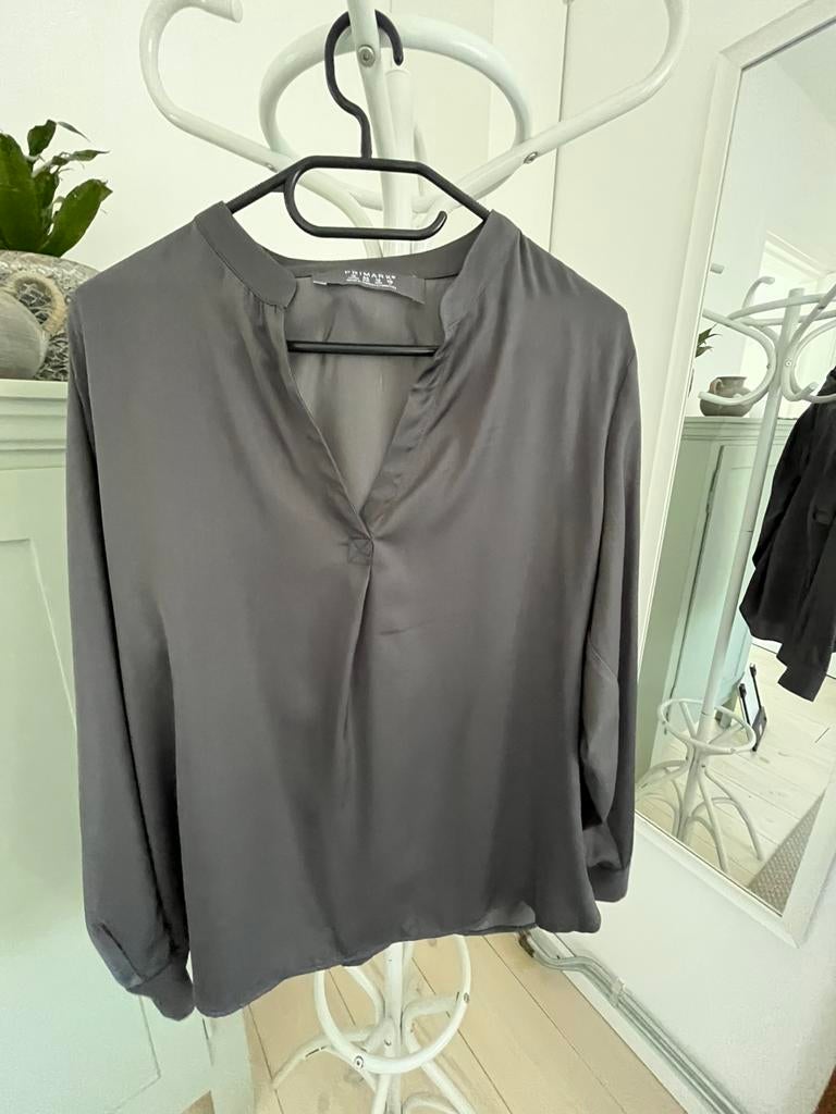 Grijze satijnachtige blouse mt L, Ophalen of Verzenden, Zo goed als nieuw, Maat 42/44 (L), Grijs